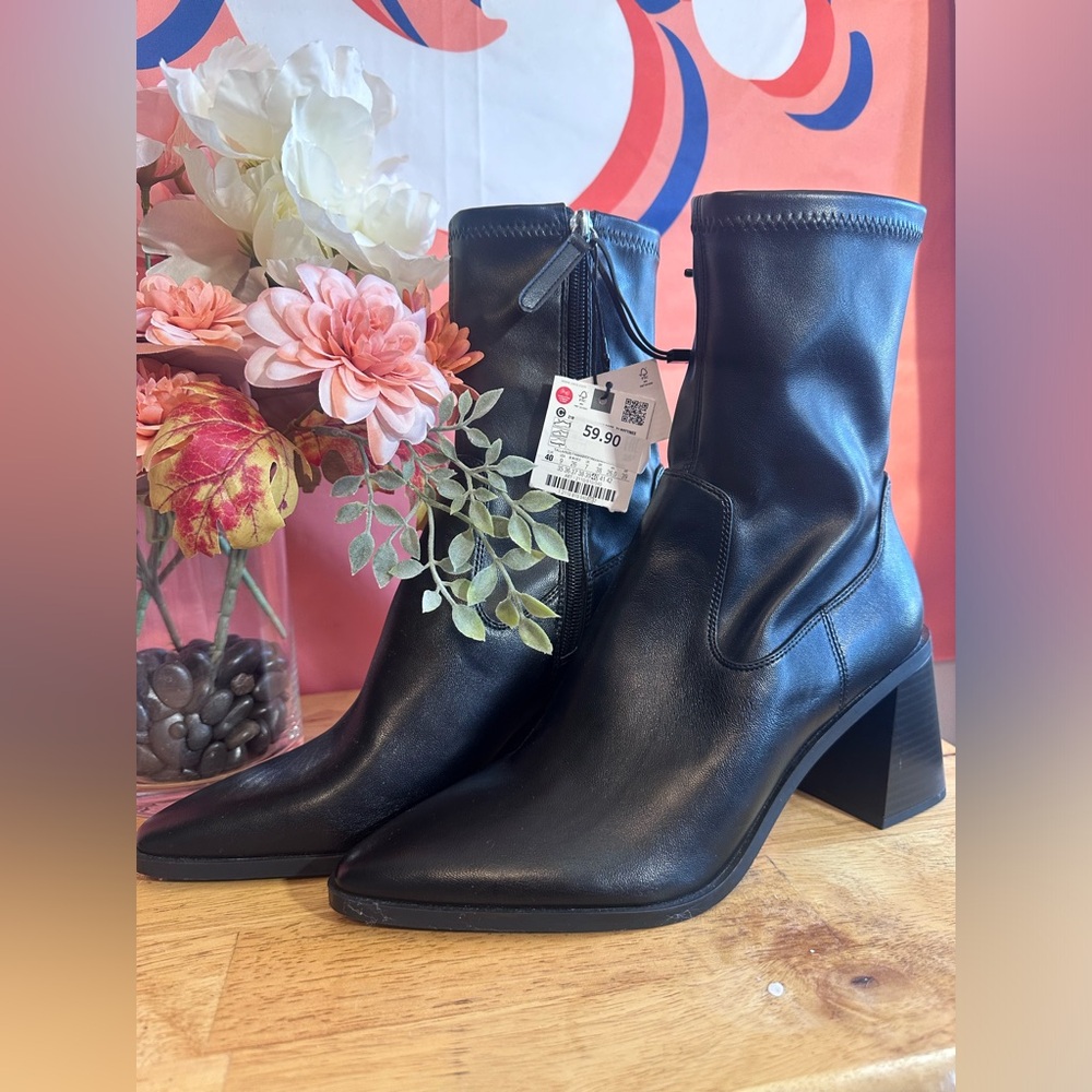 ZARA chunky ankle boots zip up NWT size 9 black in color